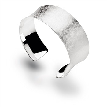Bred, åben armring i sterling sølv med børstet yderside og glat, skinnende inderside.