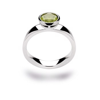 Sterling sølvring med glat overflade og lysegrøn peridot i bezel fatning.