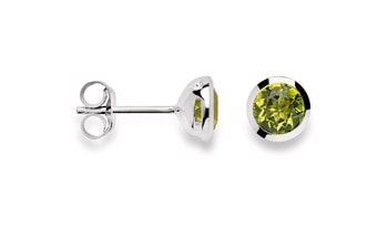 Sølvøreringe med grøn peridot, rund facetsleben, i skinnende metalindfatning med stift og lås.