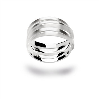 Sterling sølv ring med matte overlappende bånd, præsenteret mod hvid baggrund med skygge.