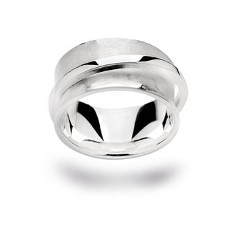 Ring i sterlingsølv med bredt mat bånd og smalt blankt bånd, dobbeltbåndsdesign.