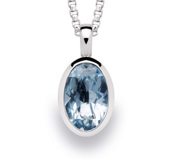 Oval lyseblå sten i skinnende sølvramme, vedhæng på kæde, elegant design.