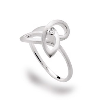 Sterling sølv ring med mat finish, indviklet design og lille diamant i midten.
