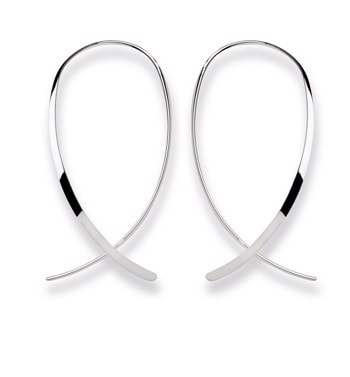 Langstrakte, krydsende sølvørehængere med skinnende, poleret overflade i minimalistisk design.