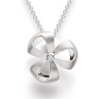 Sterling sølv vedhæng med buet design, central sten og mat/blank overflade.