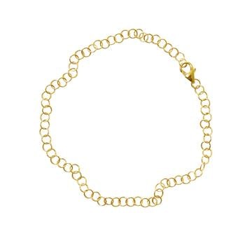Fint armbånd i guld med sammenkædede ringe og karabinlås. Enkelt og elegant design.