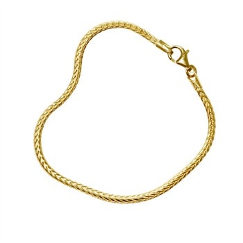 Guldfarvet armbånd med flettet mønster og karabinhægte, blank overflade, på hvid baggrund.