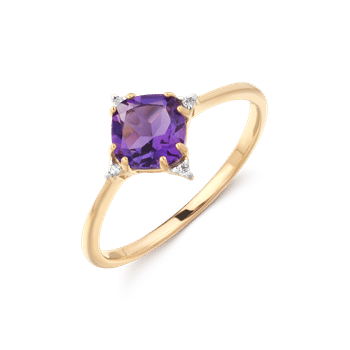 Elegant guld ring med stor lilla sten i midten, fire kløer med små klare sten, glat skinnende bånd.