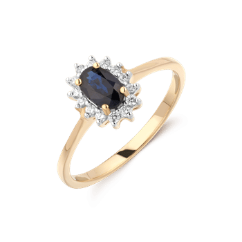 Elegant guldring med oval mørk sten, omgivet af klare sten fra Støvring Design.