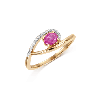 Guld ring med stor pink ædelsten og små klare sten rundt om. Elegant og glat design.