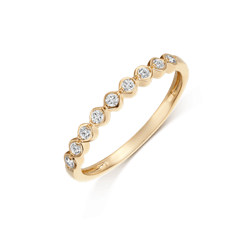 Guld ring med glat overflade og små runde sten langs den øverste halvdel, elegant og poleret design.