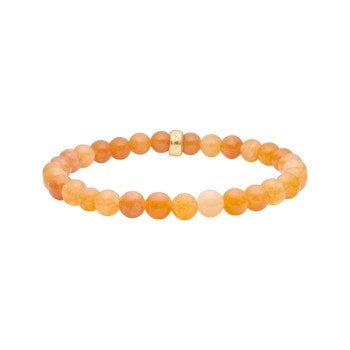 Armbånd med 6mm orange kvartsperler og en enkelt guldperle, elegant og farverigt design.