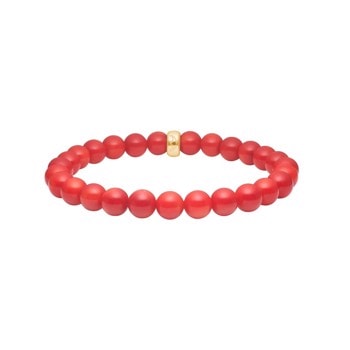 Rødt armbånd med runde perler og en enkelt gylden perle i midten. Elegant og simpelt design.