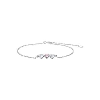 Delikat armbånd med tre hjertevedhæng; to klare sten og én lyserød sten på fin kæde med lås.