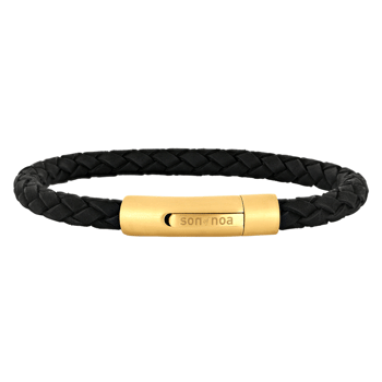 Sort flettet læderarmbånd med guldfarvet lukning, indgraveret "son of noa".