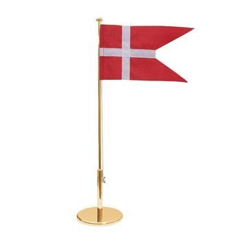 Lille guldfarvet flagstang med rund fod og rød-hvidt dansk flag.