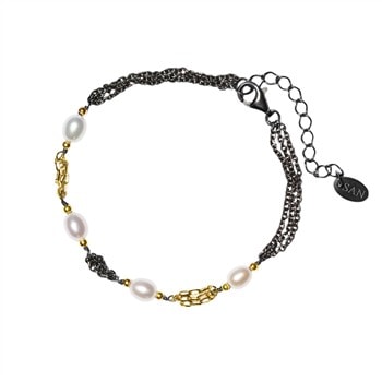 Armbånd i oxideret sterlingsølv med 14 kt guld, tre hvide perler og SAN-stempel.