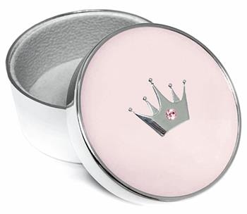 Rundt lyserødt smykkeskrin med sølvkrone og pink juvel på låget, åben med foret indvendigt.