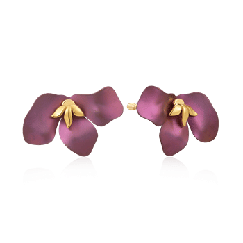 Forgyldte ørestikker med pink titaniumsblomst, markante kronblade og gulddetaljer i midten.