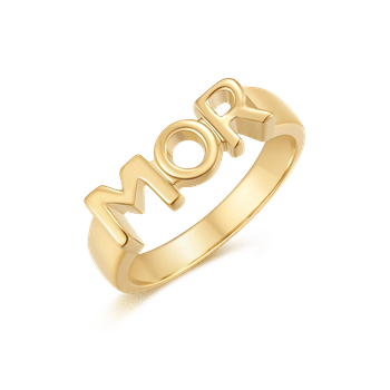 Sølvforgyldt ring med ordet "MOR" i store bogstaver. Glat og ensartet design fra Støvring Design.