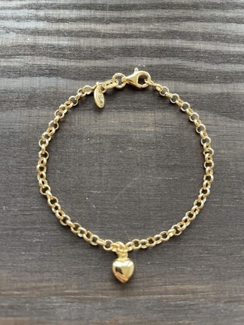 Guldfarvet armbånd til børn med et lille hjertevedhæng, elegant og enkelt design.