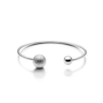 Sølvfarvet armbånd