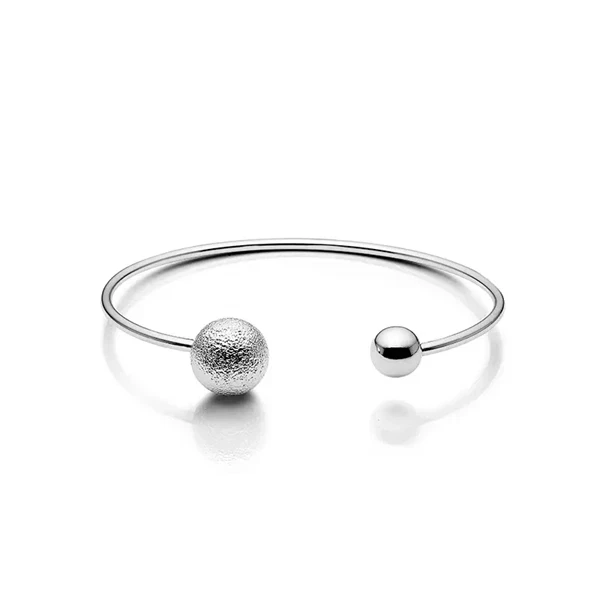 Sølvfarvet armbånd