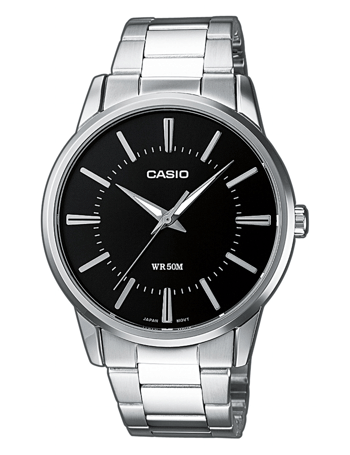 Casio ur med sølvmetallænke, sort urskive, sølvmarkører og "WR 50M" vandtæthed.