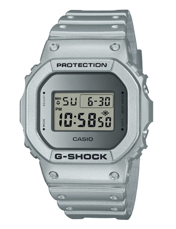 Casio G-Shock DW-5600FF-8ER ur med firkantet digital display og robust, metallisk rem.