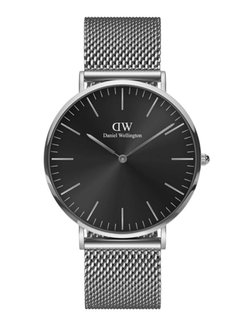 Sort urskive, minimalistiske markører, sølv mesh-rem på Daniel Wellington ur.