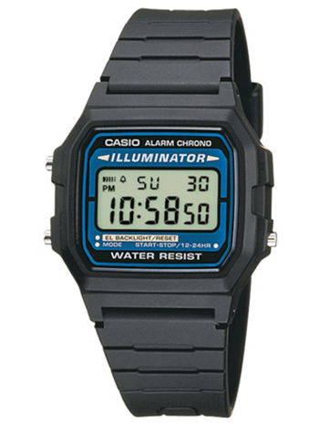 Casio digital ur med sort rem, firkantet urskive, blå kant, tid, dato og vandtæt funktion.
