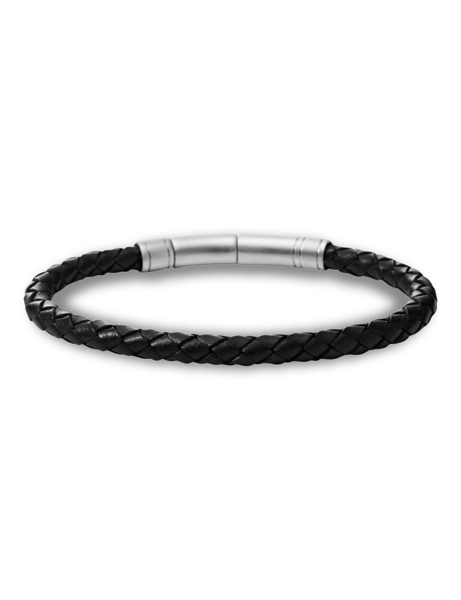Sort flettet armbånd fra Fossil med metalclasp, indgraveret med "FOSSIL".