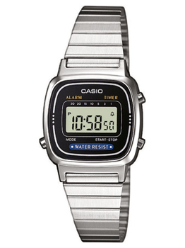 Casio digitalur med sort urskive, firkantet ansigt og stålrem. Viser tid med knapper på siden.
