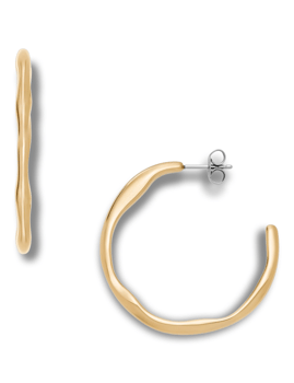 Øreringe med bølget, gyldent design og blank finish fra Skagen Moderne Stak-kollektionen.