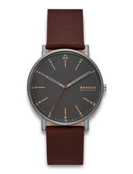 Sort ur med brun nubuck læderrem og skiven viser "SKAGEN DENMARK". Minimalistisk design.