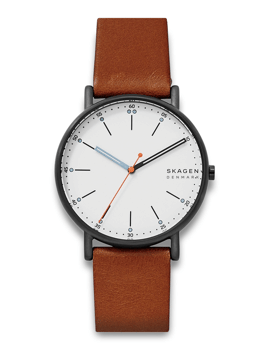Skagen ur, hvid urskive, sorte markeringer, blå og orange visere, brun læderrem.
