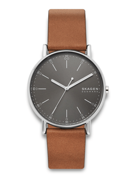 Minimalistisk Skagen ur med grå urskive, sølvramme, brune rem og tydelige timemarkeringer.