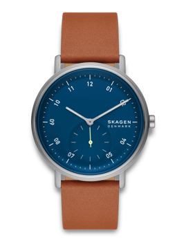 Rundt ur med blå urskive, minimalistisk design og brun læderrem. Skagen-logo på skiven.