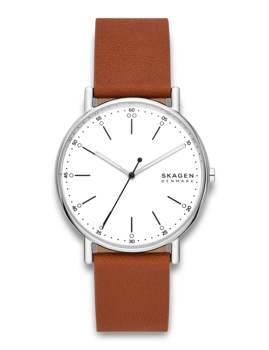 Minimalistisk ur med hvid urskive, sorte markører, brun læderrem og "SKAGEN DENMARK" på skiven.