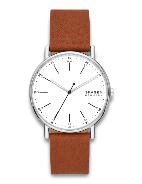 Minimalistisk ur med hvid urskive, sorte markører, brun læderrem og "SKAGEN DENMARK" på skiven.