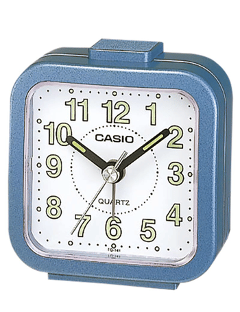 Kvadratisk blåt vækkeur med hvid urskive, sorte visere, grønne tal. CASIO og Quartz på urskiven.