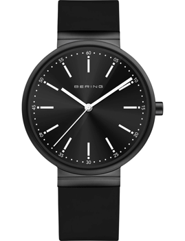 Bering dameur med sort urskive, hvide markeringer og glat sort rem. Minimalistisk design.