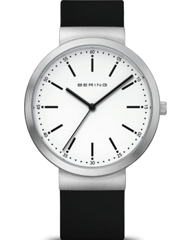Bering dameur med hvid urskive, sorte markører og visere, samt sort urrem. Minimalistisk design.