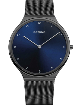 Mørkeblå urskive med "BERING" logo, minimalistisk design, metalrem, tydelige timemarkeringer.