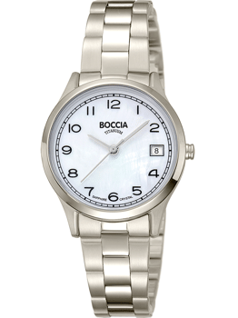Rundt Boccia-ur med hvid urskive, sorte tal, datovisning kl. 3, og metalrem. Tekst: "SAPPHIRE CRYSTAL".