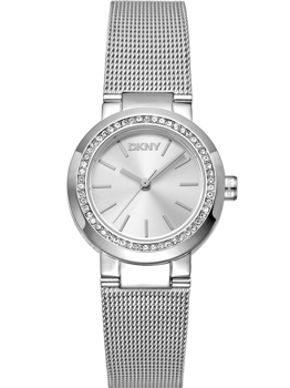 Sølv armbåndsur med mesh-rem, minimalistisk skive, stenbesat bezel og DKNY-logo øverst.