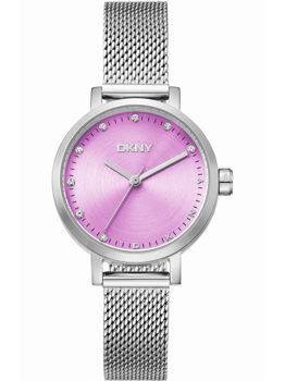 Lilla urskive med DKNY-logo, sølvflettet rem og stenmarkeringer ved timerne.