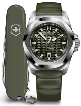 Victorinox ur med grøn urskive og gennemsigtig bagkasse, ved siden af en grøn schweizerkniv.