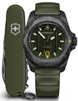 Victorinox-ur med grøn urskive og rem, ved siden af en grøn schweizerkniv med logo.