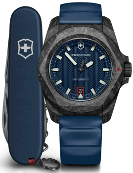 Victorinox ur med mørk bezel, blå urskive, datovisning; ved siden af en blå schweizerkniv.